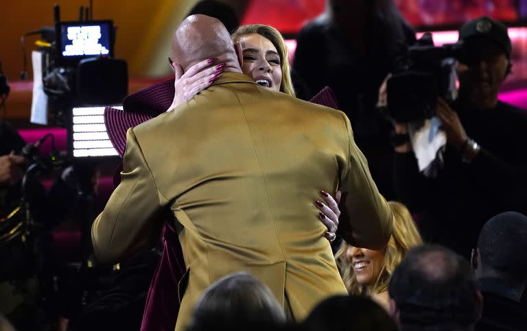 ¡Digan Whisky! Adele y Dwayne Johnson se dieron un fuerte abrazo