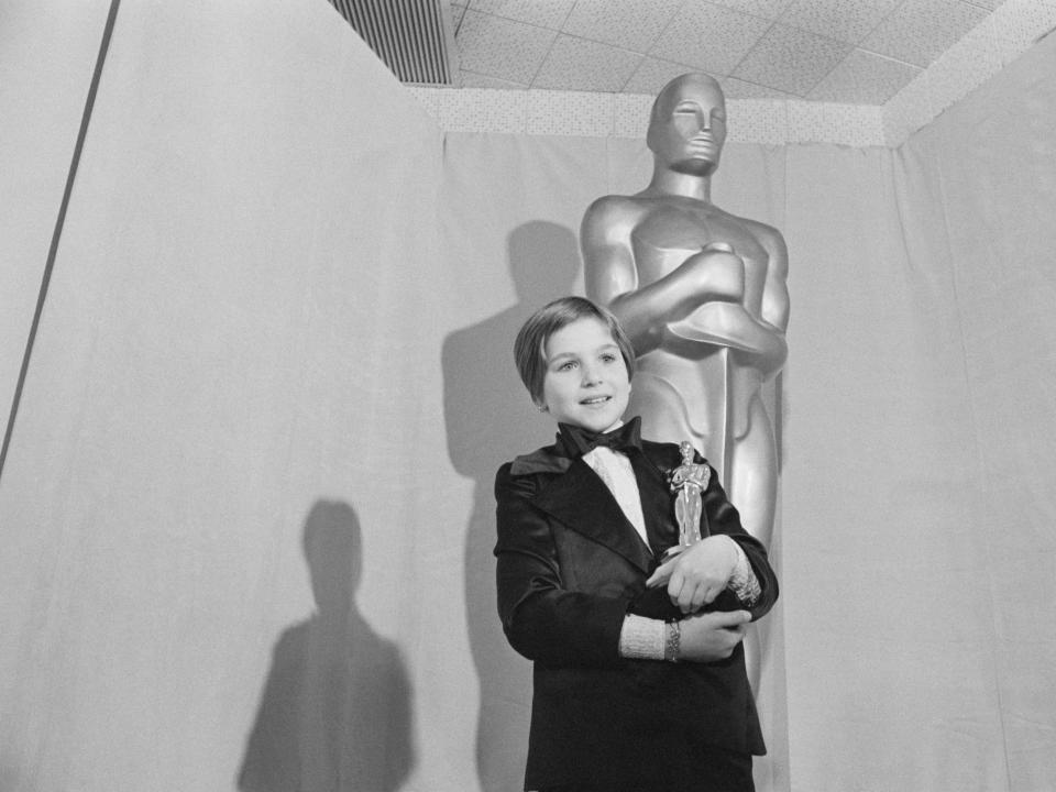 Tatum O'Neal holds her Oscar in 1973.