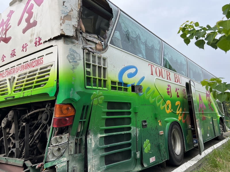 國3事故奪4命，遊覽車與自小客車擦撞後，車尾破了大洞。（圖／中央社）