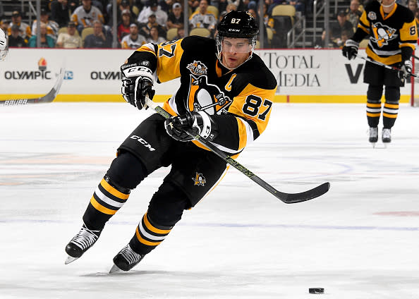 PITTSBURGH, PA - OCTOBER 25: Sidney Crosby #87 of the Pittsburgh Penguins handles the puck against Florida Panthers at PPG Paints Arena on October 25, 2016 in Pittsburgh, Pennsylvania. (Photo by Joe Sargent/NHLI via Getty Images)