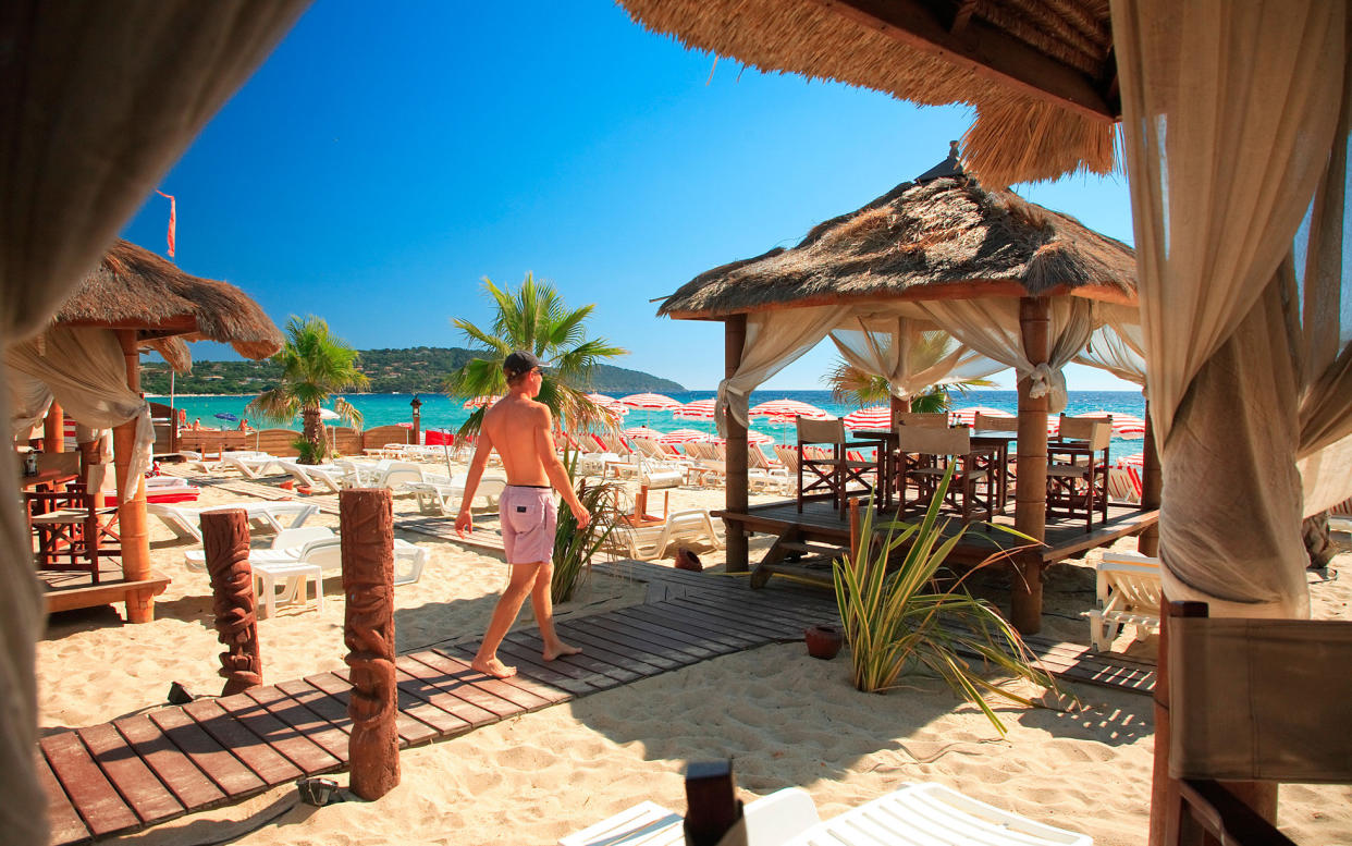 The beach bar restaurants of St Tropez face becoming flat-pack structures - Alamy