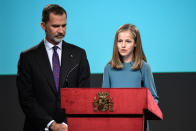 <p>Ce 31 octobre, la fille aînée de Felipe VI a fêté son treizième anniversaire en même temps que celui de la Constitution rédigée en 1978. L’occasion pour la princesse des Asturies de lire l’Article 1 de ce texte fondamental pour la démocratie espagnole devant ses parents, le chef du gouvernement et des membres du Parlement. Un nouveau symbole de son apprentissage de future reine.<br>Crédit photo : AFP </p>