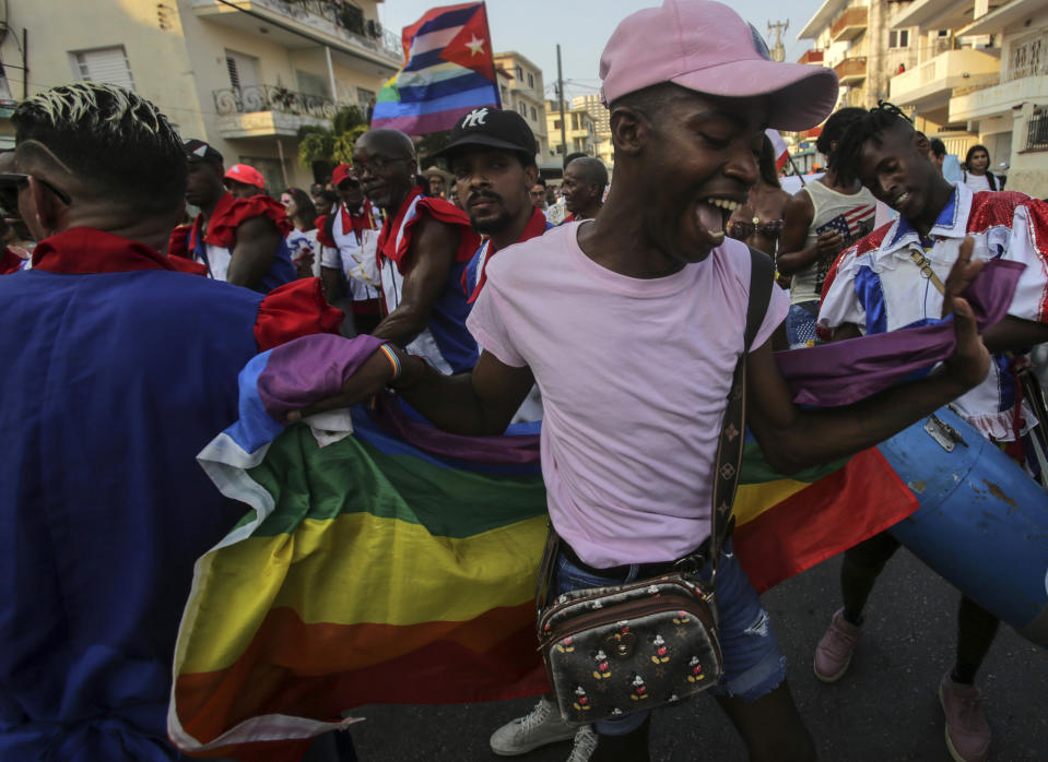 Un miembro de la comunidad LGBTQ baila durante una marcha a favor de la lucha por la tolerancia y la aceptación, en La Habana, Cuba, el 11 de mayo de 2024. (AP Foto/Ariel Ley)