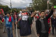 <p>Unterstützer des honduranischen Präsidentschaftskandidaten Salvador Nasralla nehmen mit erhobenen Fäusten an einem Protest in der Hauptstadt Tegucigalpa teil. Auch vier Tage nach der Präsidentschaftswahl steht das Ergebnis noch nicht fest. Immer wieder kommt es deshalb in Honduras zu Protesten und Auseinandersetzungen. Nasralla kündigte an, das offizielle Ergebnis nicht anerkennen zu wollen. (Bild: Rodrigo Abd/AP Photo/dpa) </p>