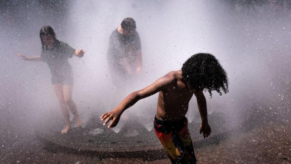 niños refrescándose en Portland