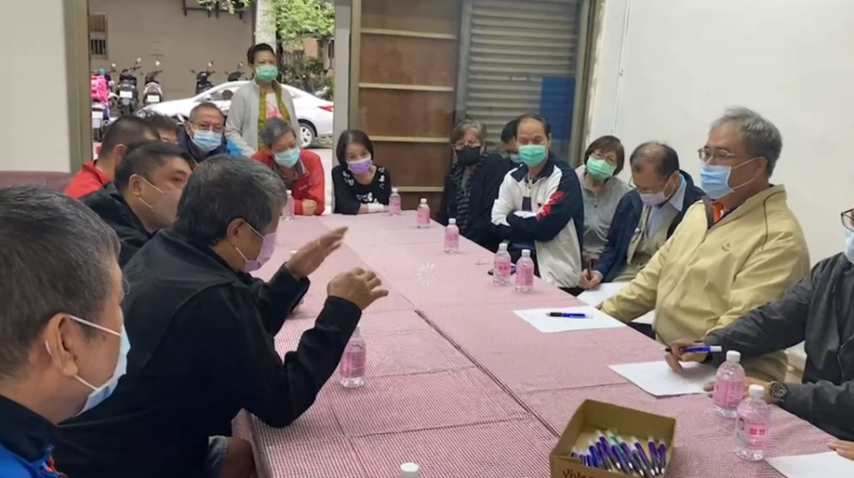 基隆連日大雨，但安樂區國家新城社區百戶居民從十日開始陸續停水，協調會上怒槓水公司。（記者鄭鈞云翻攝）