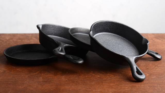 5 Mistakes You Might Be Making With Your Cast Iron Skillet - Farmers'  Almanac - Plan Your Day. Grow Your Life.