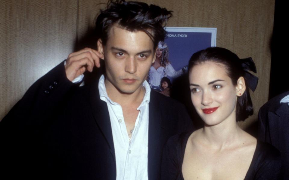 <p>Zuvor war Johnny Depp vier Jahre lang glücklich mit Winona Ryder. Die Fans dachten, es sei für immer. Johnny Depp auch. "Winona forever" ließ er sich auf den Arm tätowieren - und später zu "Wino forever" verkürzen: "Säufer für immer". (Bild: Barry King/WireImage/Getty Images)</p> 