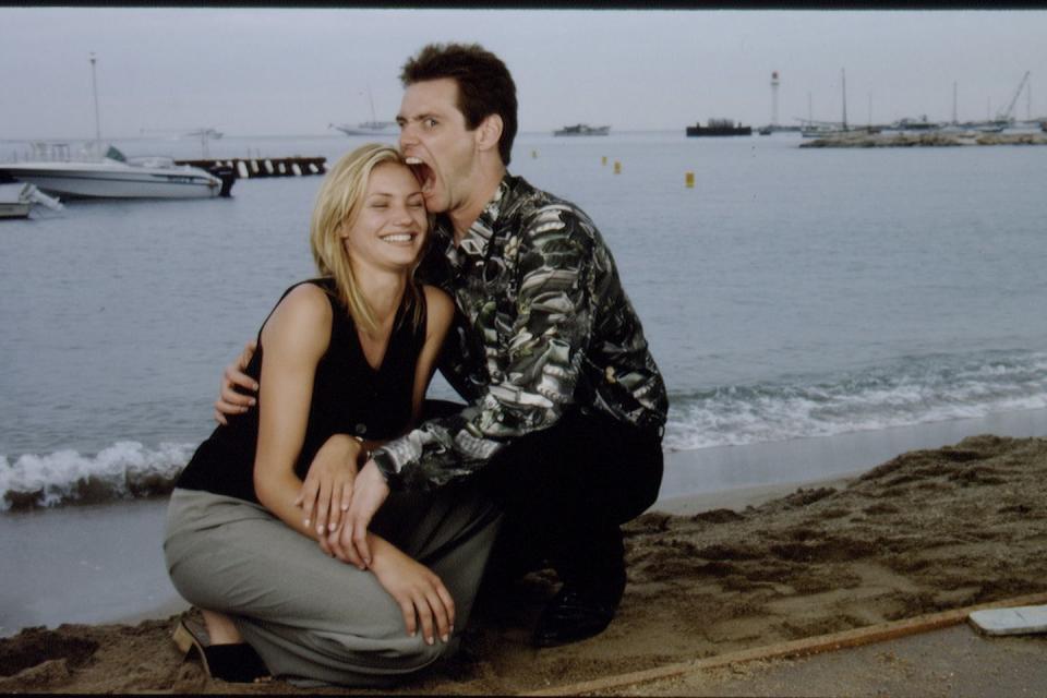 cameron diaz and jim carrey pose for a photo on a beach