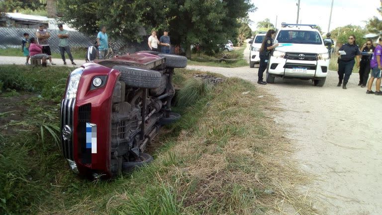 La camioneta conducida por un niño de 11 años terminó en una zanja de la ruta 226