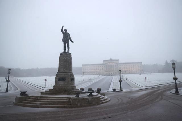 Schnee am Parlamentsgebäude in Stormont in Belfast