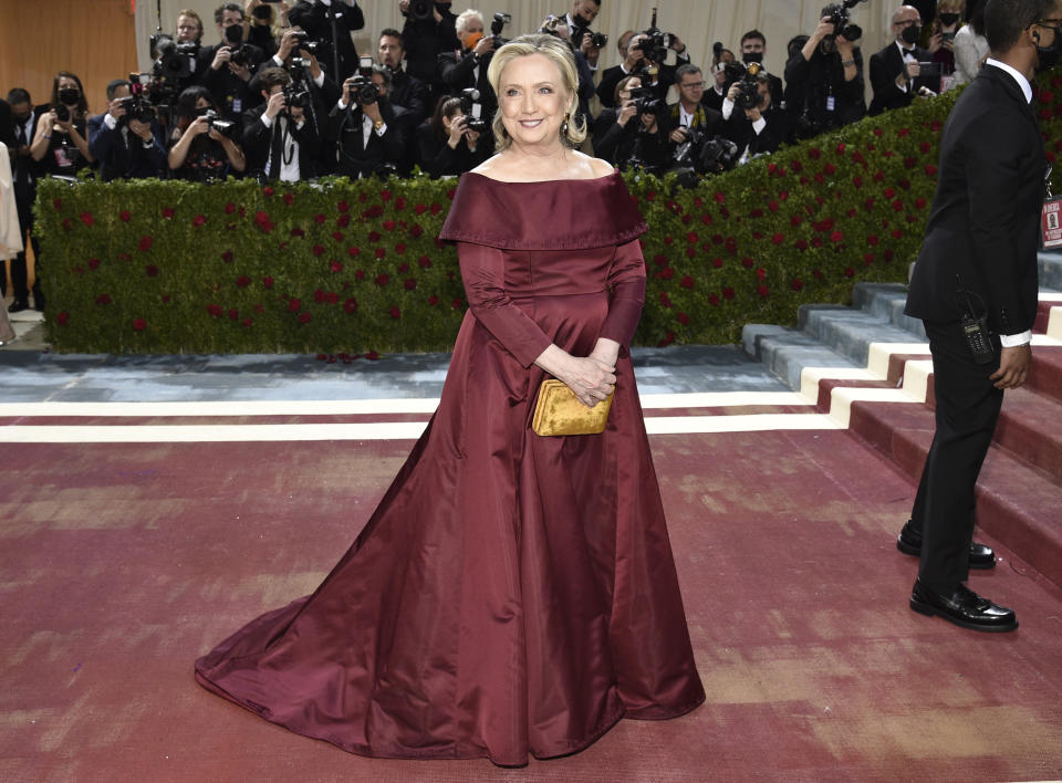 Hillary Clinton llega a la gala a beneficio del Instituto del Vestido del Museo Metropolitano de Arte para celebrar la inauguración de la exposición "In America: An Anthology of Fashion" el lunes 2 de mayo de 2022 en Nueva York. (Foto Evan Agostini/Invision/AP)