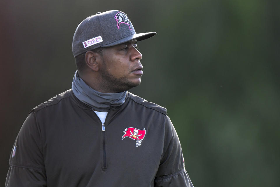 Tampa Bay Buccaneers offensive coordinator Byron Leftwich is the last voice Tom Brady hears before the snap, but he was overlooked during the NFL's latest head coach hiring cycle. (Photo by Douglas P. DeFelice/Getty Images)