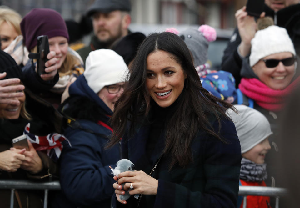 <p>Ellos saludaron efusivamente a las personas que los esperaron de camino al Castillo de Edimburgo.<br>(AP Photo/Frank Augstein) </p>