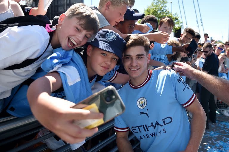 "La Araña" junto a fanáticos, tras el acto de presentación de Manchester City