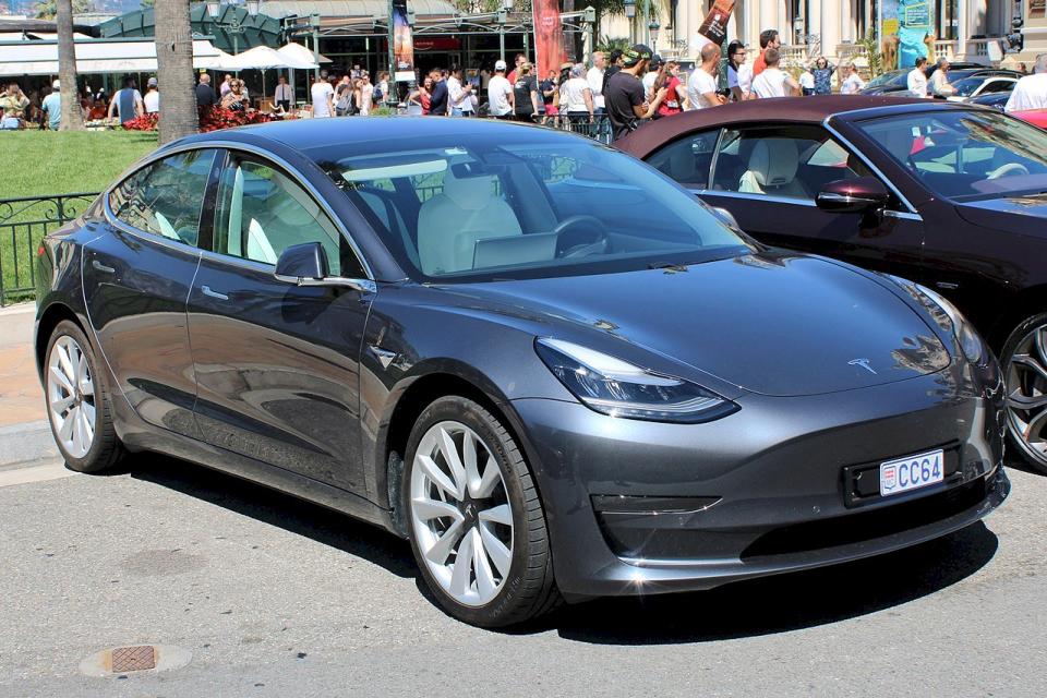因兩款車的前引擎蓋和行李箱問題，美國電動汽車大廠特斯拉(Tesla Inc)宣布在美國和中國召回總共67萬5,000輛車。圖為特斯拉Model 3。(圖：維基百科)