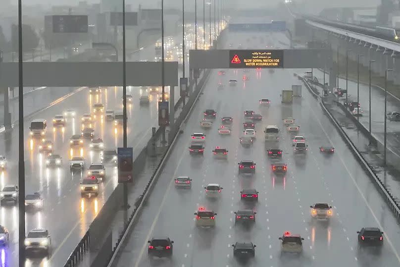 Fahrzeuge fahren durch starken Regen auf der Sheikh Zayed Road in Dubai, Vereinigte Arabische Emirate. AP Foto/Jon Gambrell