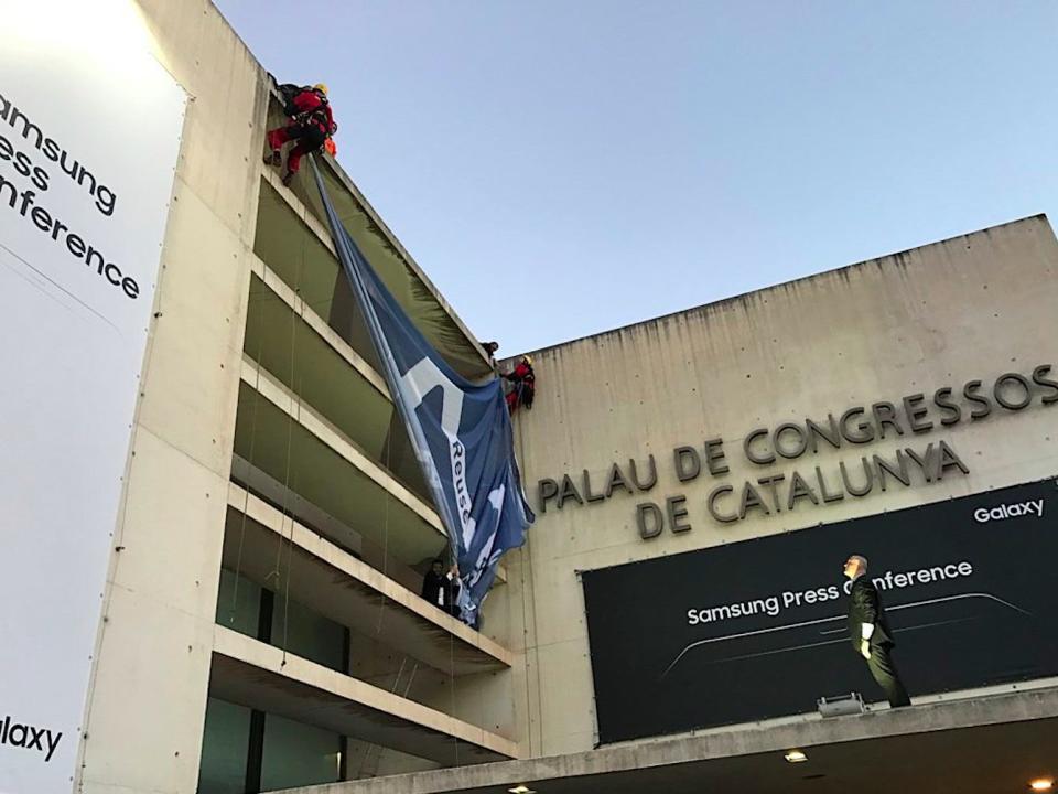 greenpeace samsung protest barcelona mwc17