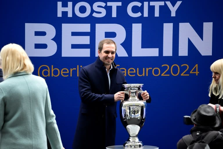 El exfutbolista alemán Philipp Lahm posa con el trofeo de la Eurocopa el 24 de abril de 2024 en el Estadio Olímpico de Berlín (Tobias Schwarz)