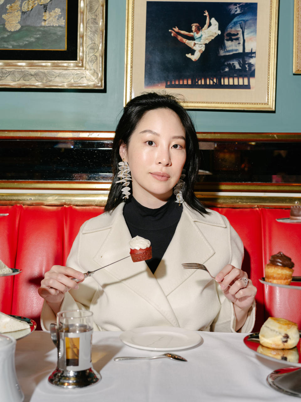 Sara Jane Ho en The Russian Tea Room en Nueva York, el 6 de diciembre de 2022. Ho ofrece modales prácticos para un nuevo mundo globalizado. (Morgan Rachel Levy/The New York Times).