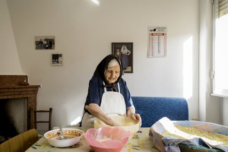 Annunziata Stori, que cumplirá 100 años en agosto, transformaba sémola en pasta frégula