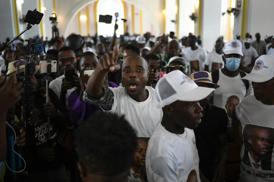 Un hombre exige que se haga justicia durante una misa el jueves 22 de julio de 2021 en honor del presidente haitiano asesinado Jovenel Moïse, en la catedral de Cabo Haitiano, Haití. (AP Foto/Matías Delacroix)