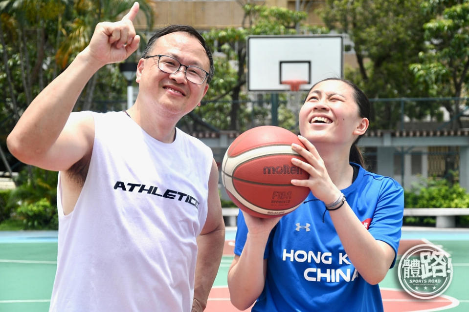 林裕殷（右）正踏上爸爸的籃球之路。