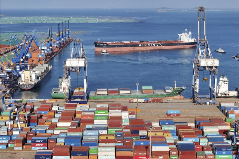 <cite>2023年8月6日，中國山東省煙台港邊準備出口的貨櫃。海關數據顯示，中國7月份出口同比下降14.5%。（美聯社）</cite>
