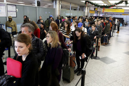 FILE PHOTO: Travelers wait in line at a security checkpoint at La Guardia Airport in New York November 25, 2015. REUTERS/Brendan McDermid/File Photo