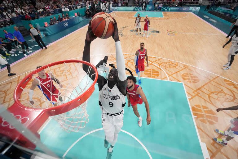 Wenyen Gabriel, hace explotar el aro con una volcada increíble. (Photo by POOL / AFP)