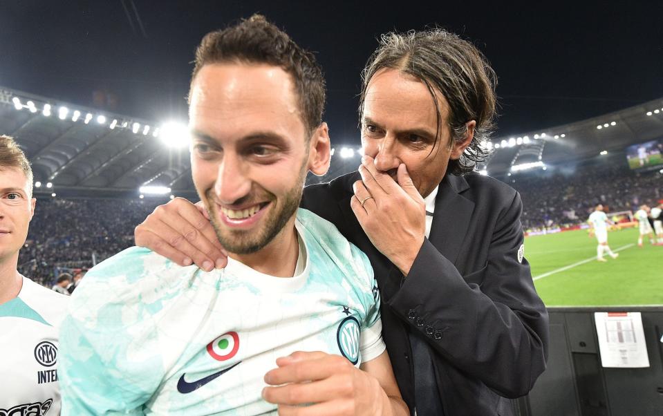 Hakan Calhanoglu and Simone Inzaghi Inter Milan FC celebrate the victory during the Italian Cup final soccer match between ACF Fiorentina and Inter Milan - Claudio Pasquazi/Anadolu Agency via Getty Images