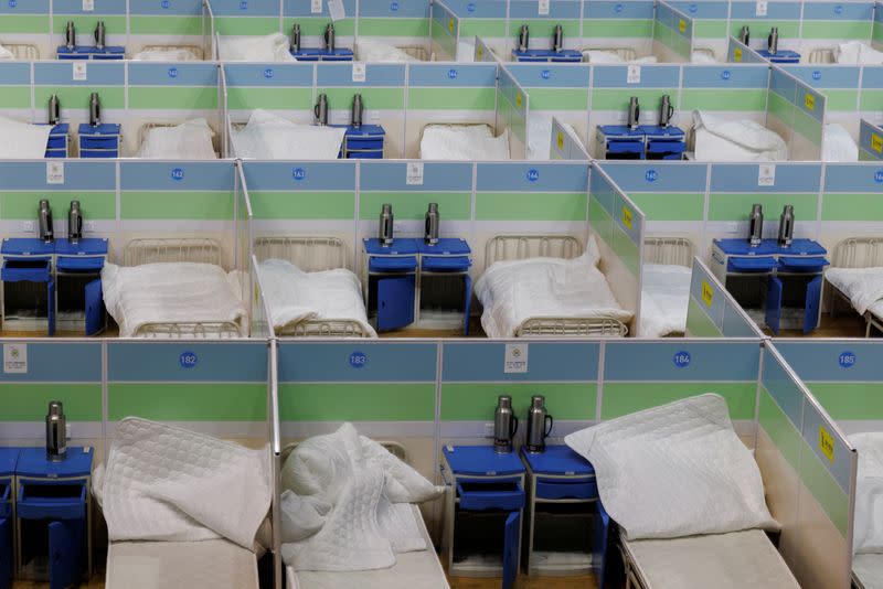 Camas en una clínica de fiebre instalada en un recinto deportivo mientras continúan los brotes de enfermedad por coronavirus (COVID-19) en Pekín