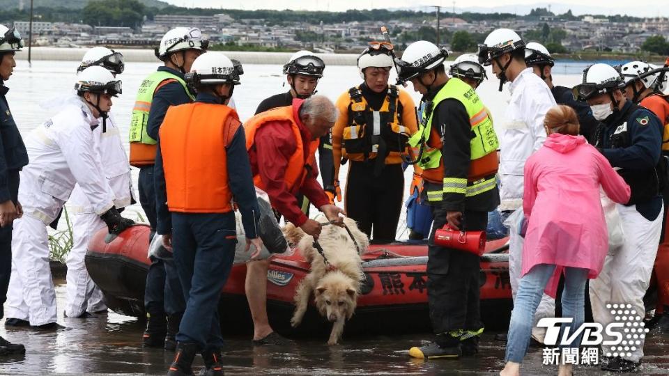 消防人員救助了一位老翁與他的狗狗。（圖／達志影像美聯社）