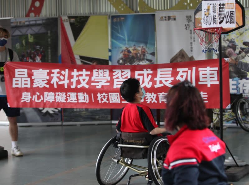 ▲身心障礙運動-校園生命教育趴趴走，首站走入新北市立佳林國民中學。官方提供