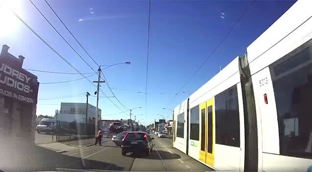 The driver speeds away, leaving the tow truck driver standing on the street. Source: Facebook/Dash Cam Owners Australia