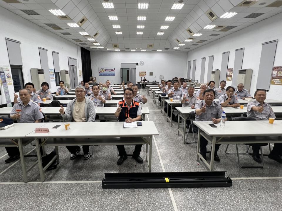 鍾承志分局長與城市的民防無名英雄合影。（圖/記者謝榮浤翻攝）