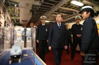 李理事長登上磐石軍艦參觀文宣館。（軍聞社記者林澤廷攝）