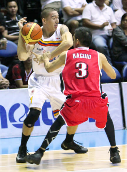 Cliff Hodge tries to maneuver against Cyrus Baguio. (PBA Images)