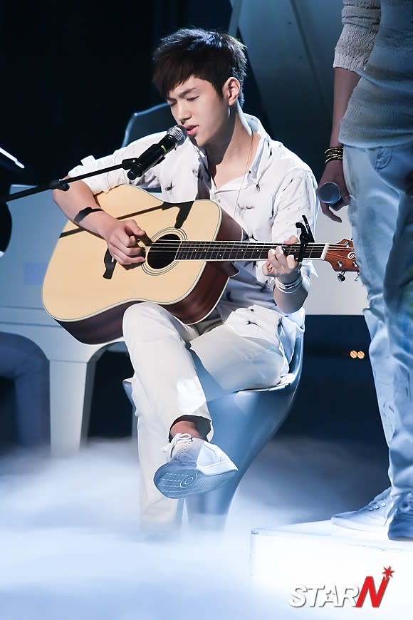 [Photo] INFINITE's El showing his guitar skills