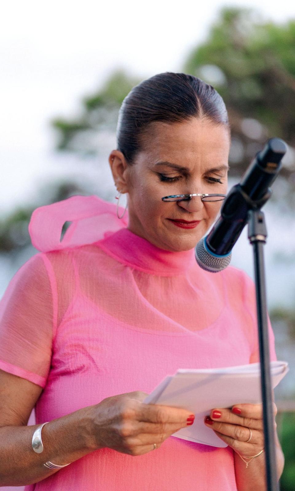 Samantha Vallejo-Nágera en un discurso en la boda de Jordi Cruz