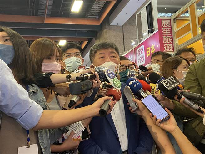 民進黨台北市長參選人陳時中（中）今出席台北國際旅展，接受媒體聯訪。（陳薏云攝）
