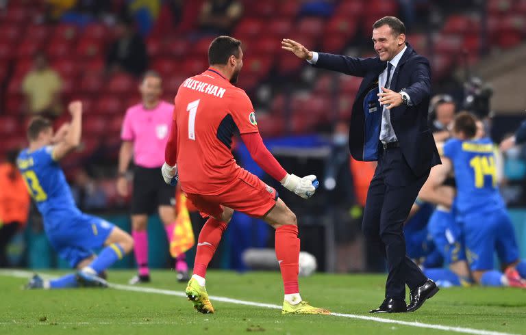 El arquero Heorhiy Bushchan se abrazará con Andriy Shevchenko, tras la conquista de Artem Dovbyk; el entrenador de Ucrania es, con 48 goles, el máximo goleador de la historia de la selección