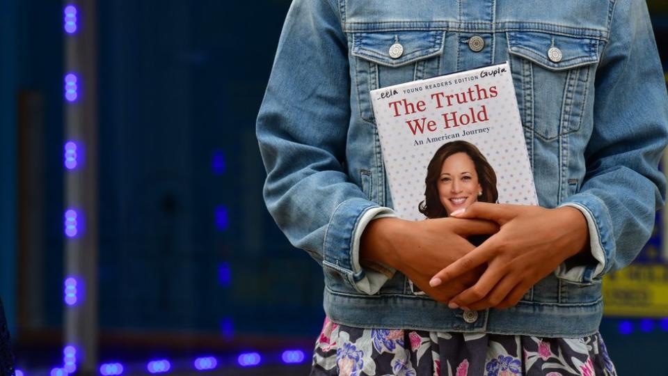 Una niña sostiene una copia del libro de Kamala Harris el 17 de septiembre de 2020 en Filadelfia, Pensilvania