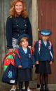 Las primas de William y Harry, las princesas Beatrice y Eugenie, estudiaron en el Upton House School. En la imagen, en 1994 en el primer día de colegio en de la pequeña de la familia, a la que se veía sonriente flanqueada por su hermana mayor y su madre, Sarah Ferguson. (Foto: Tim Graham Photo Library / Getty Images).