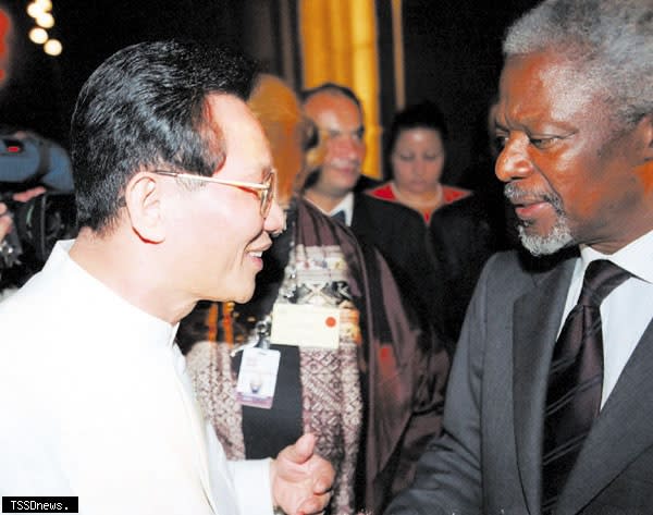 2000年洪道子博士與聯合國秘書長安南分享愛與和平理念。