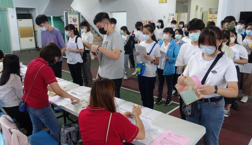 勞工局舉辦大專青年暑期工讀招募，吸引近三百人報名面試。(記者盧萍珊攝)