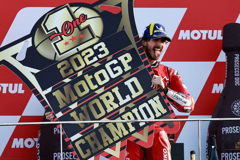 Pecco Bagnaia celebra el título de MotoGP, el segundo en la categoría reina de la velocidad y el tercero del mundo