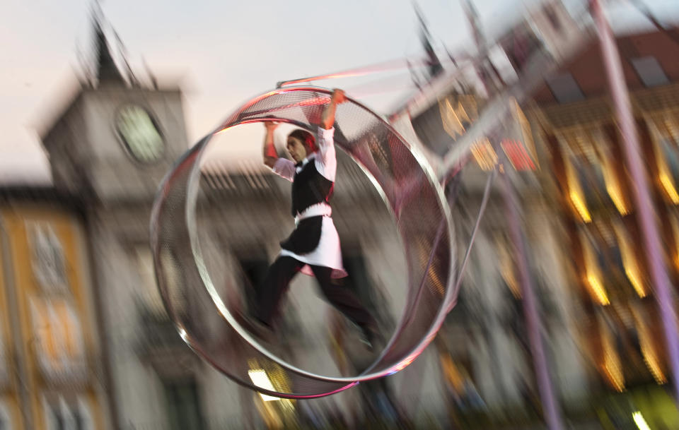 Member of the Les Studios de Cirque de Marseille performs "Race against time" during the festival "White Nights" in Burgos, northern Spain May 30, 2009. REUTERS/Felix Ordonez