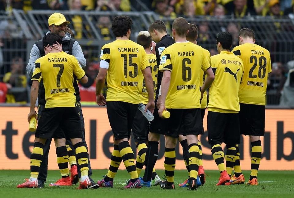 Dortmund head coach Juergen Klopp talks with his players after their German first division Bundesliga match against Eintracht Frankfurt in Dortmund, Germany, on April 25, 2015 (AFP Photo/Patrik Stollarz)