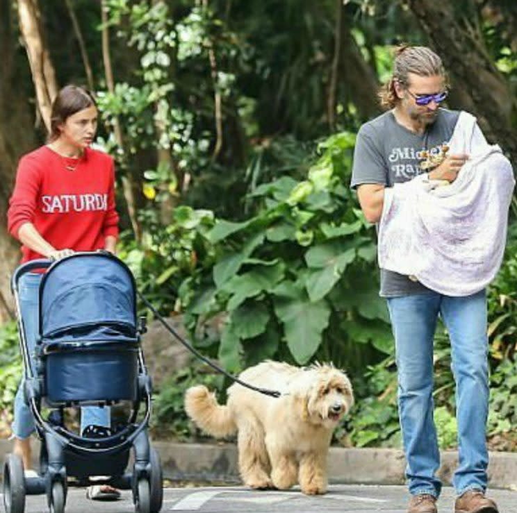 Hace unos meses la familia entera fue vista dando un paseo, pero todavía no se sabe a quién se parece la bebita. (Foto de Instagram/@ bradrinaforever ).